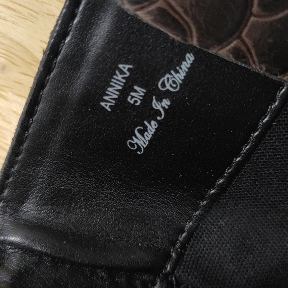 Donald Pliner Boots - Picture 5 of 6